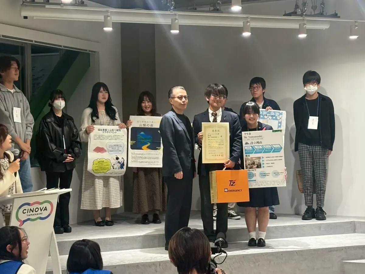 地域活動の発表会で表彰状を持つ高校生たち