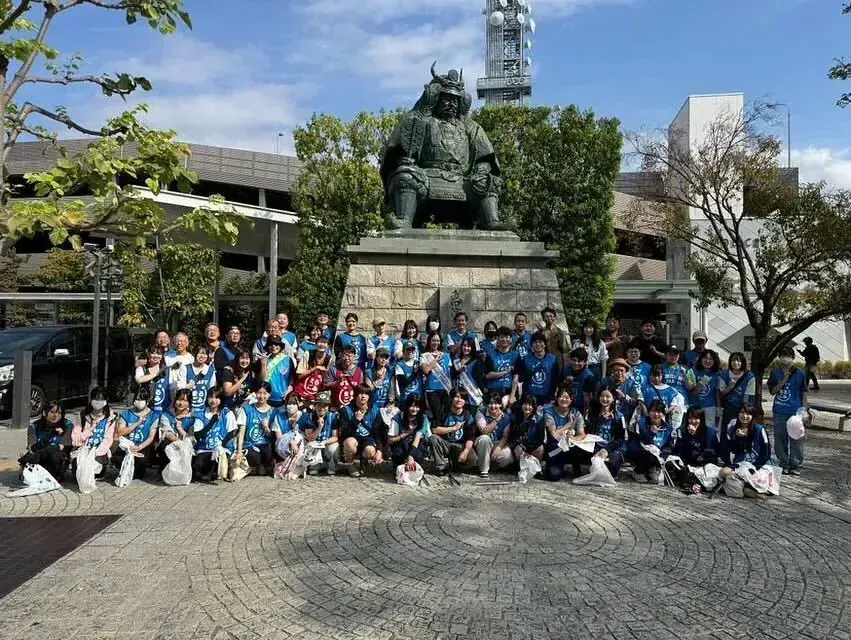 甲府駅前の武田信玄公像の前での集合写真