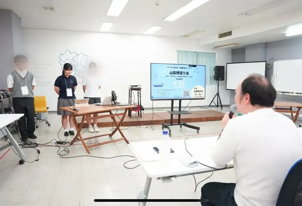 地域活動の発表の場でプレゼンテーションする高校生たち